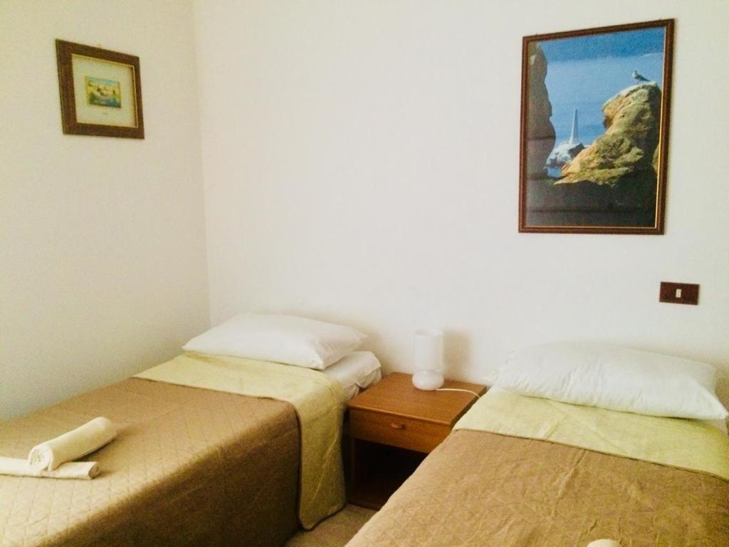 A Due Passi Rooms La Maddalena  Bagian luar foto